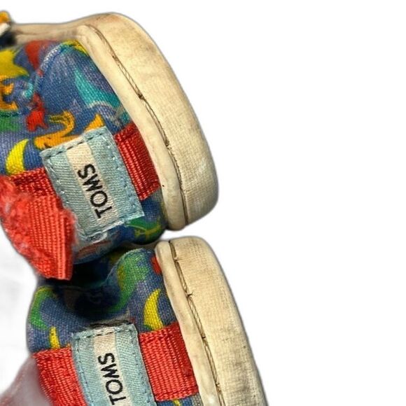 Toms Dino printed canvas shoe unisex size 6 - Picture 3 of 10